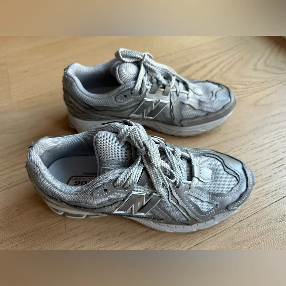 New Balance 1906D “PROTECTION PACK - SILVER
METALLIC" gray sneakers, size 6.5 - Picture 4 of 12